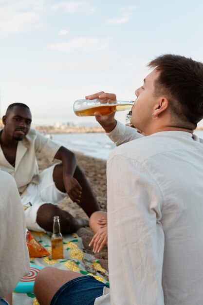 Cerrar amigos en la playa