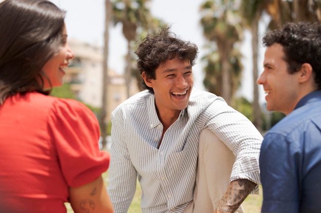 Cerrar amigos sentados al aire libre