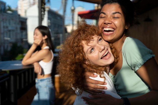 Foto gratuita cerrar amigos sonrientes al aire libre