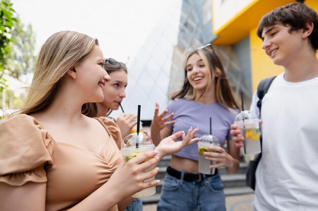 Cerrar amigos sonrientes con bebidas