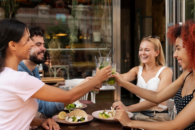 Cerrar amigos sonrientes con bebidas