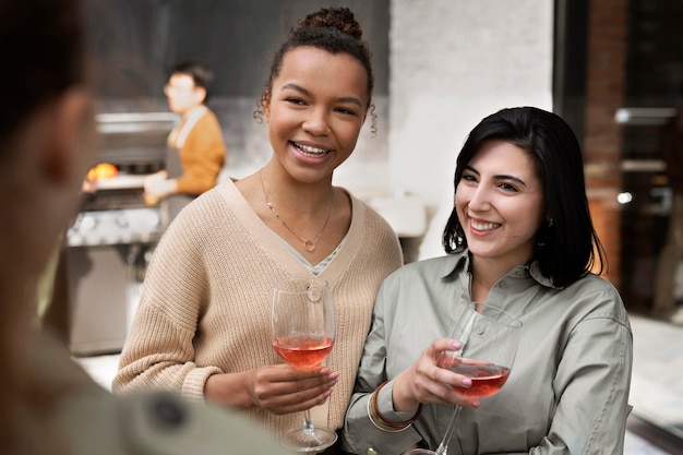 Cerrar amigos sonrientes con copas de vino