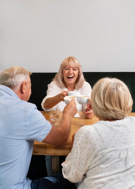 Cerrar amigos con tazas de café