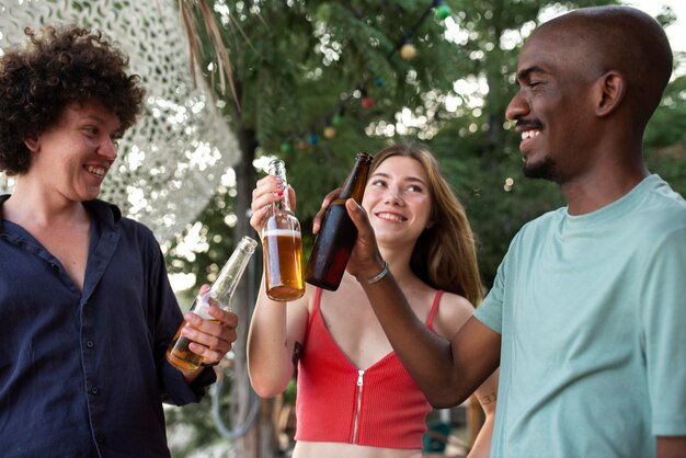 Cerrar amigos tintineo de bebidas