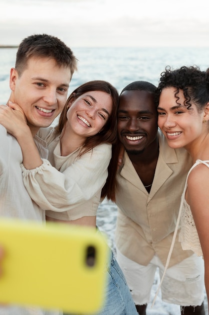 Cerrar amigos tomando selfie con teléfono