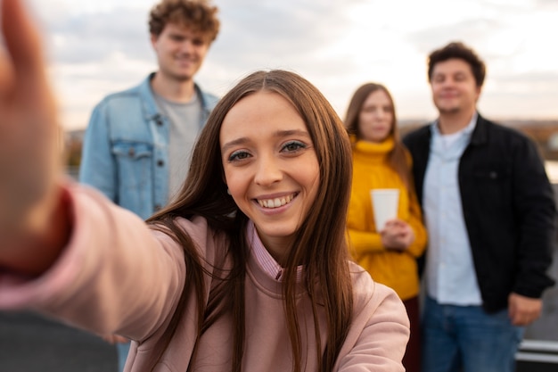 Foto gratuita cerrar amigos tomando selfie