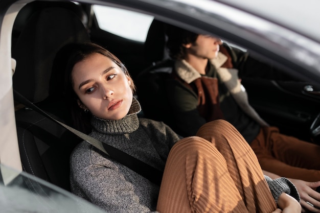 Cerrar amigos viajando en coche