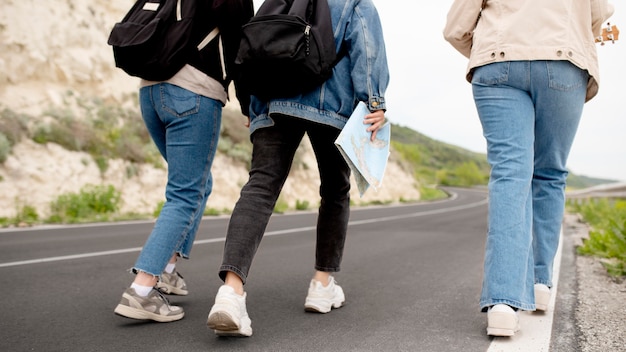 Cerrar amigos viajando con mapa