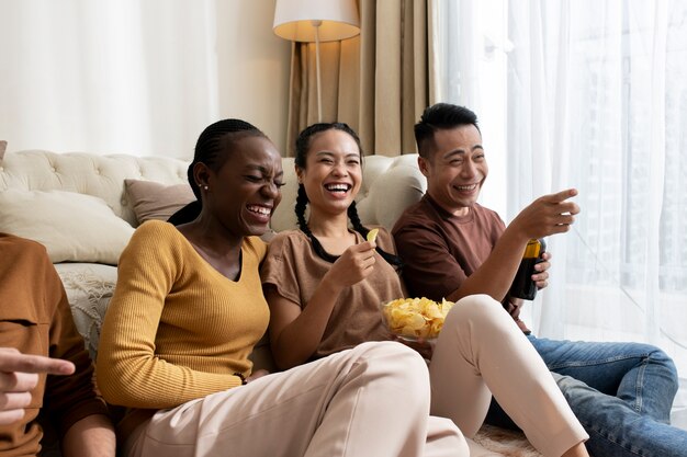 Cerrar amigos viendo películas en casa