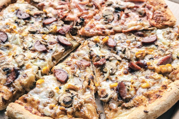 Cerrar apetitosas rebanadas de pizza fondo de alimentos
