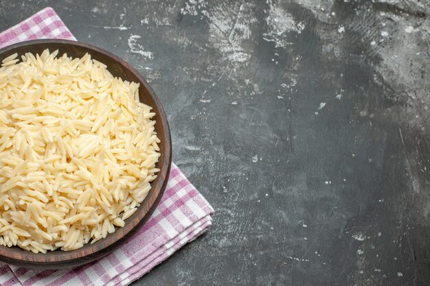 Cerrar el arroz hervido en una olla de madera marrón