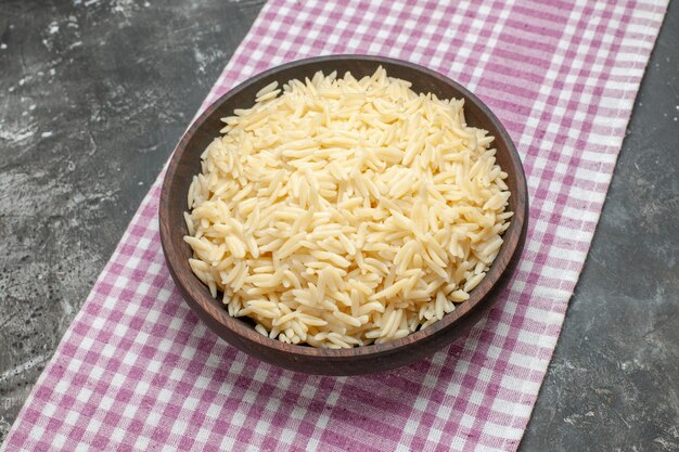 Cerrar el arroz hervido en una olla de madera marrón