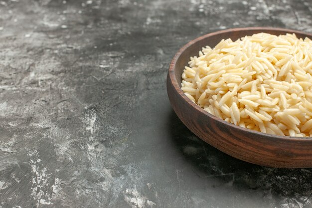 Cerrar el arroz hervido en una olla de madera marrón