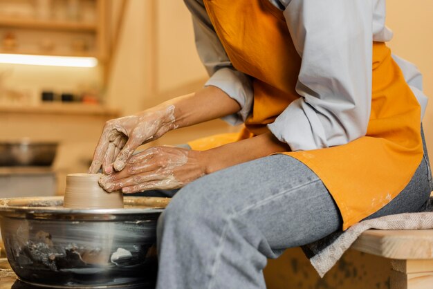 Cerrar artista haciendo cerámica