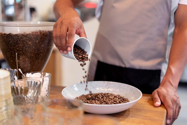 Cerrar barista con granos de café