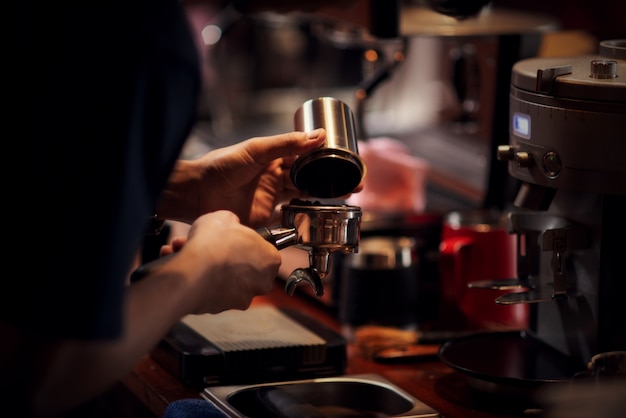 Cerrar Barista haciendo capuchino, barman preparando café bebida