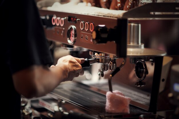 Cerrar Barista haciendo capuchino, barman preparando café bebida