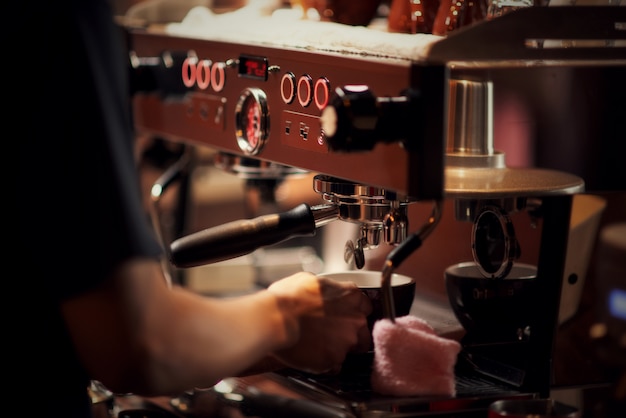 Cerrar Barista haciendo capuchino, barman preparando café bebida