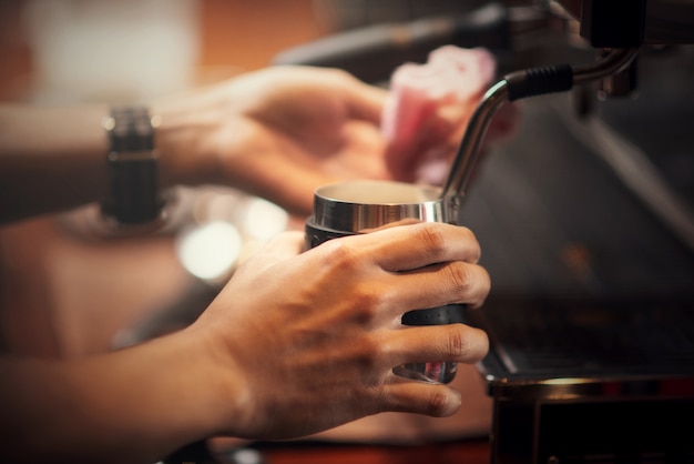 Cerrar Barista haciendo capuchino, barman preparando café bebida