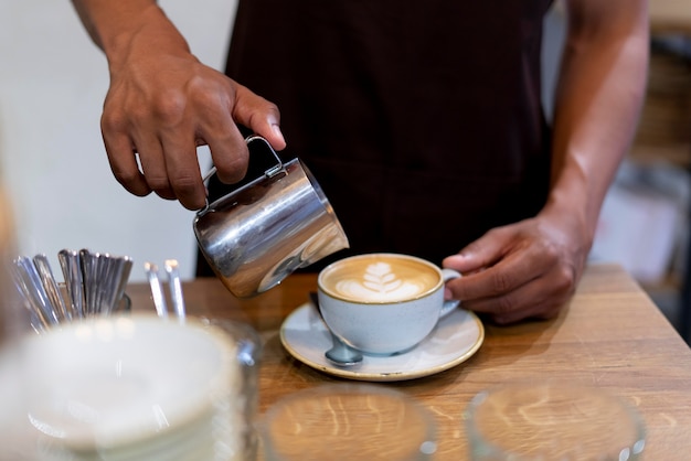 Foto gratuita cerrar barista preparando café