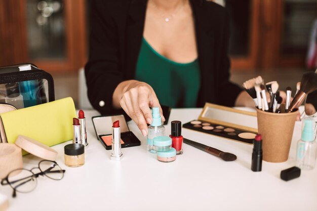 Cerrar blogger de belleza hablando de productos cosméticos aislados