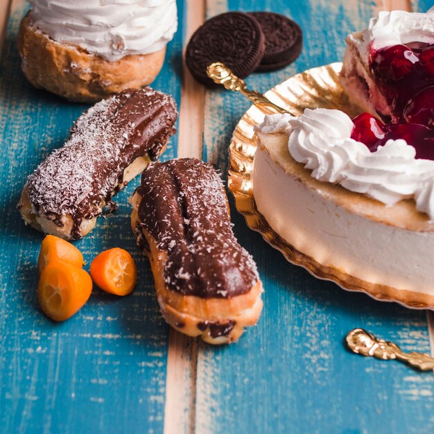 Cerrar bodegón de pasteles en la mesa