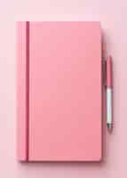 Foto gratuita cerrar el bolígrafo rosa junto al cuaderno