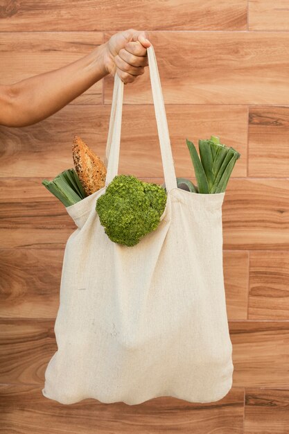 Cerrar la bolsa de mano con verduras