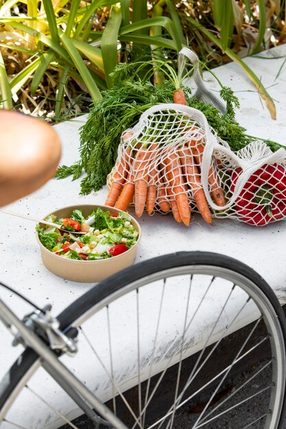 Cerrar en bolsas de la compra llenas de verduras maduras