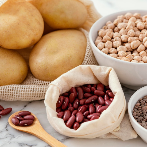 Foto gratuita cerrar bolsas de tela con frijoles