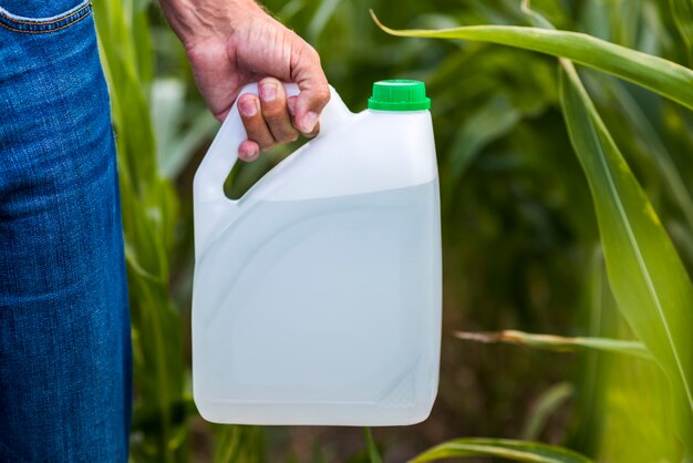 Cerrar el bote de insecticida