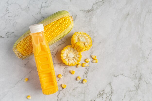 Cerrar en una botella de jugo de maíz listo para comer