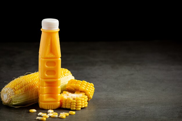 Cerrar en una botella de jugo de maíz listo para comer