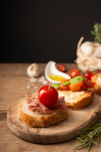 Cerrar bruschettas con jamón serrano y tomates