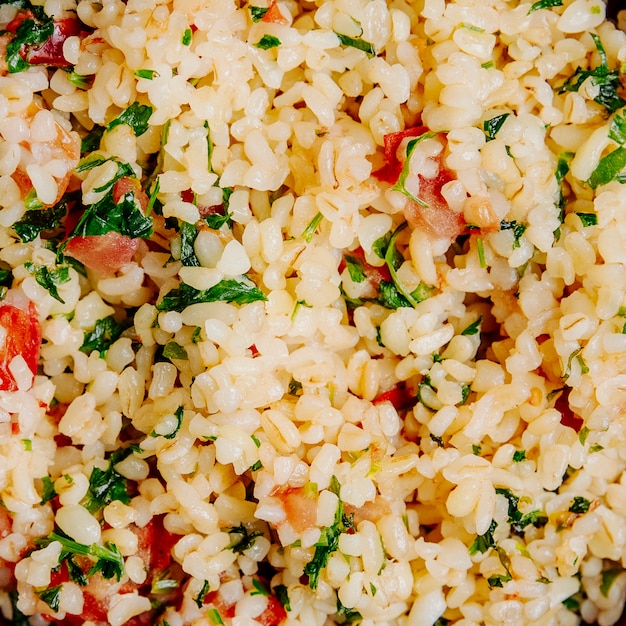 Foto gratuita cerrar bulgur con tomates