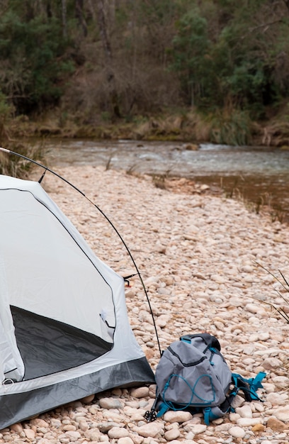 Cerrar carpa para acampar en la naturaleza