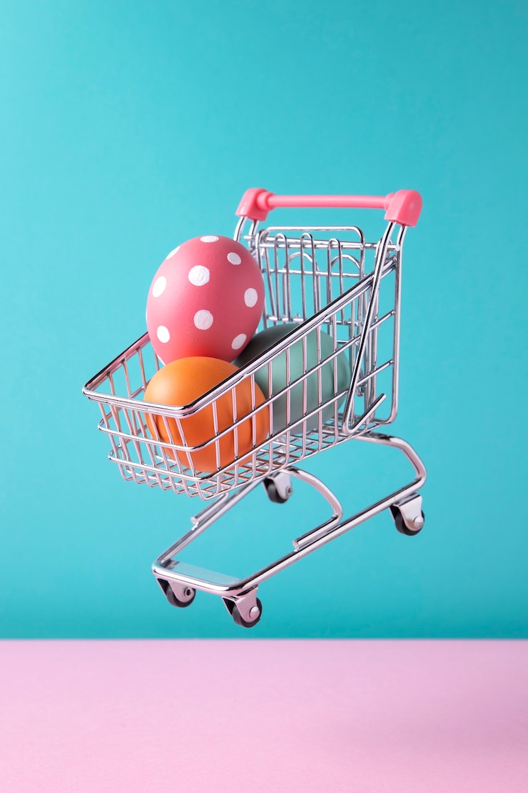 Foto gratuito cerrar en carro de juguete con huevos de pascua