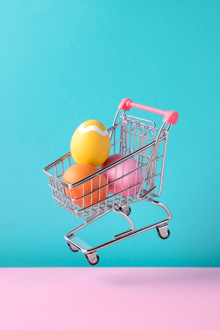 Foto gratuito cerrar en carro de juguete con huevos de pascua