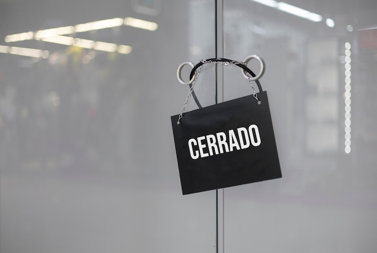 Foto gratuito cerrar el cartel de la tienda cerrada