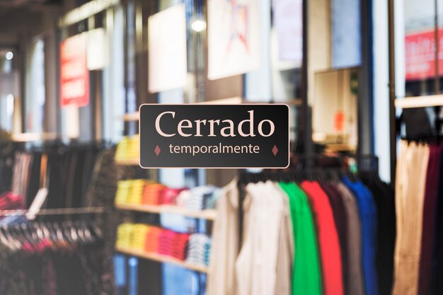 Cerrar el cartel de la tienda cerrada