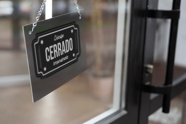 Cerrar el cartel de la tienda cerrada