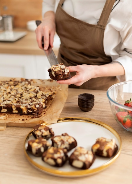 Cerrar chef sosteniendo postre