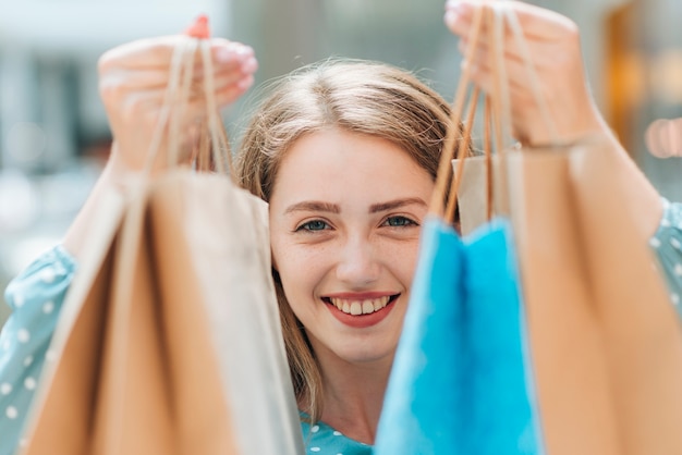 Cerrar chica con bolsas de compras