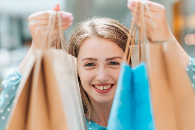 Cerrar chica con bolsas de compras