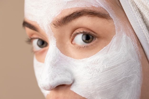 Foto gratuita cerrar chica con mascarilla