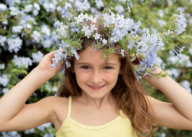 Cerrar chica posando con flores