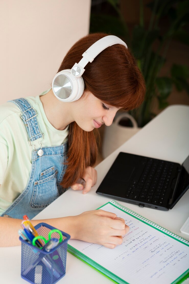 Foto gratuito cerrar chica tomando notas