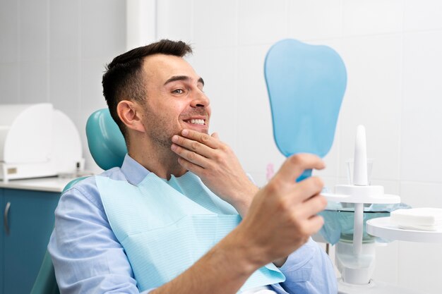 Cerrar en cliente feliz en clínica dental