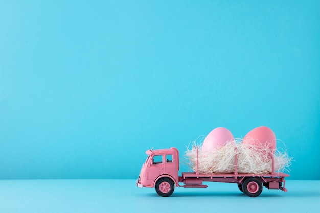 Cerrar en coche de juguete con huevos de Pascua