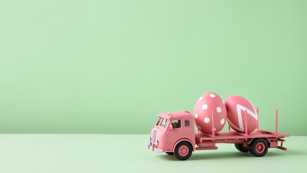 Cerrar en coche de juguete con huevos de Pascua